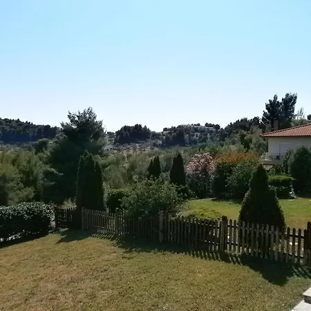 Vakantiehuis Modern 3-bed 3-storey Stone-built Maisonette 600 From Aigeopelagitika Beach